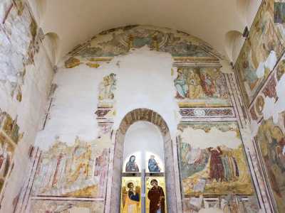 Sulla parete di fondo � rappresentato il Giudizio universale, con il Cristo pantocratore sul trono...
